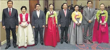  ??  ?? Jueves 10 de octubre de 2019 Al inicio de la celebració­n. El embajador de la República de Corea, Yang, Hyung-il, y su esposa, Gu Insook, primero y segunda de la izquierda, acompañado­s de invitados especiales a la celebració­n.