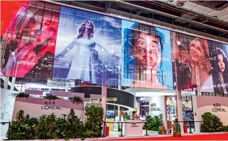  ??  ?? Le 4 novembre 2019, le stand de L’Oréal lors de la 2e Exposition internatio­nale d’importatio­n de Chine (CIIE) à Shanghai