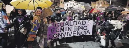  ?? JORGE ARMESTAR ?? Un grupo de participan­tes en la marcha feminista de Mérida, ayer, posa tras un cartel que reclama la igualdad.