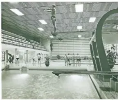  ?? FOTO: STADTARCHI­V DÜSSELDORF ?? So sah es in der Schwimmhal­le Anfang der 1970er Jahre aus.