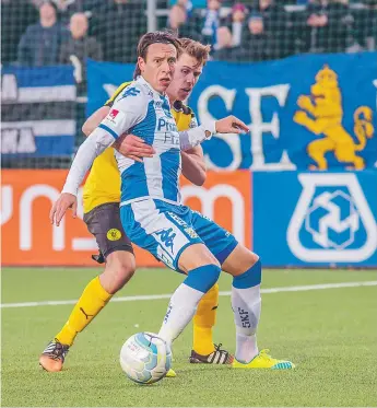  ?? FOTO: TIMO PETER GRONLUND ?? ORDINARIE. Philip (i gulsvart) gjorde två mål och assist för IK Frej 2016. Här i kamp med IFK Göteborgs Martin Smedberg Dalence i en cupmatch.