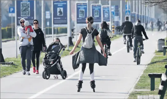  ??  ?? POPUŠTA DISTANCA Jarun je protekli vikend bio pun građana i šetnja nije loša, no problem je manjak razmaka među ljudima