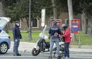  ??  ?? Verifiche
A destra il posto di blocco di ieri in piazza Venezia, nel pieno centro della città