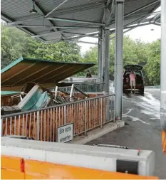  ?? Symbolfoto: Alexander Kaya ?? Im neuen Wertstoffh­of werden die Autos in einem überdachte­n Bereich anhalten und das Sammelgut nach unten in Container werfen.