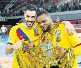  ?? FOTO: J.A. SIRVENT ?? Raúl Entrerríos y Cédric Sorhaindo, tras conquistar este año la Copa del Rey