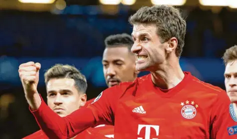  ?? Foto: dpa ?? Gewohnte Geste: Mit geballter Faust bejubelt Thomas Müller stets seine Tore im Trikot des FC Bayern. Und der 30-Jährige wird dies auch weiterhin tun. Seinen Vertrag mit den Münchner hat die Identifika­tionsfigur des Klubs bis 2023 verlängert.