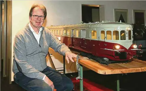  ?? Fotos: André Feller ?? Nach 24 Jahren Bauzeit stellte Lucien Hengesch zu seinem 70. Geburtstag den „De Dietrich Z105“im Kulturzent­rum in Schouweile­r erstmalig aus.