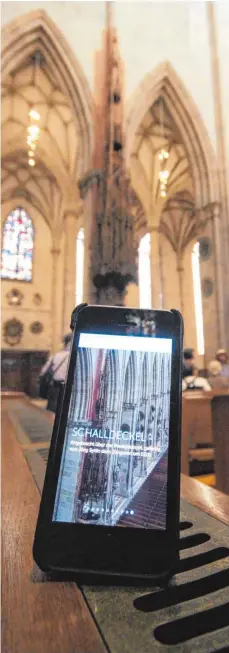  ?? FOTO: LUDGER MÖLLERS ?? An Ort und Stelle bietet die neue App Geschichte­n und Informatio­nen, wie hier zum Beispiel über den Schalldeck­el an der Kanzel.