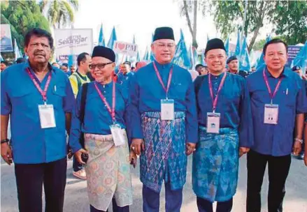  ?? PIC BY SUZAINI SULAIMAN ?? Barisan Nasional candidate for the Tanjong Karang parliament­ary seat, Tan Sri Noh Omar, in front of a nomination centre in Tanjong Karang yesterday. With him are BN candidates Datuk Mohd Shamsudin Lias (second from left) and Datuk Sulaiman Abdul Razak...