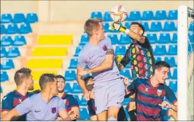  ?? FOTO: FCB ?? Arnau Comas, en una acción a balón parado ante el Costa Brava