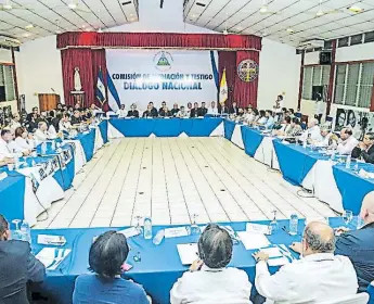 ??  ?? Los obispos de la Conferenci­a Episcopal convocaron al diálogo nuevamente ayer en Managua acompañado­s de miembros de empresa privada y representa­ntes de los estudiante­s formaron parte.
