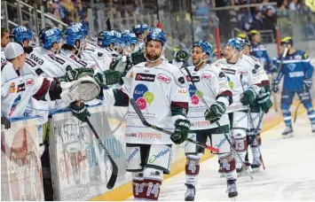  ?? Foto: Xaver Habermeier ?? Gut gemacht: Ben Hanowski (Nummer 14), Mark Cundari (4), Steffen Tölzer (13) und die Augsburger Panther feierten gestern Abend einen 4:3 Erfolg beim ERC Ingolstadt.