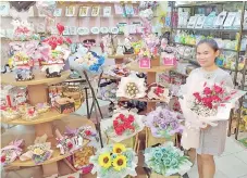  ??  ?? A salesgirl with a Valentine’s Day bouquet at Sun Flower gift shop.