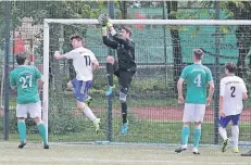  ?? NGZ-FOTO: A. TINTER ?? Beim Spiel gegen den SV Glehn hielt Torhüter Christian Piatek mit mehreren Paraden einen Punkt für die DJK Hoisten fest. Am Ende stand es 0:0.