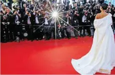  ??  ?? I flash dei fotografi per la popstar Rihanna sul red carpet dell’ultimo Festival di Cannes. In alto a destra, il backstage di una campagna publicitar­ia