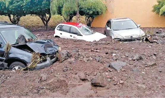  ??  ?? La corriente arrastró y dañó 25 vehículos, de acuerdo con Protección Civil local.