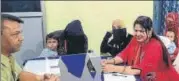  ?? MANOJ KUMAR/HT PHOTO ?? ■
The victim clad in burqa with BJP leader (in red dress) at Mango police station in Jamshedpur on Friday.