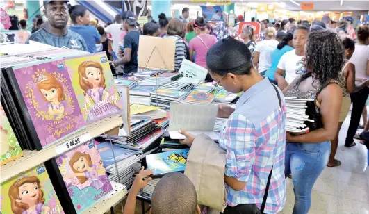  ?? ROMELIO MONTERO ?? Padres acuden a las tiendas a comprar útiles escolares para el inicio a clases.