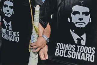  ?? BRUNO KELLY / REUTERS ?? Campaña. Los simpatizan­tes del candidato Jair Bolsonaro crearon grupos de mujeres contrarias al feminismo.