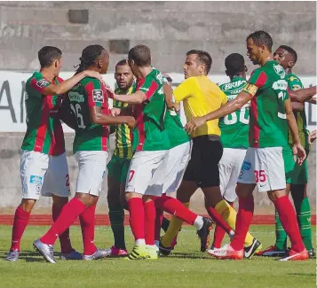  ??  ?? Exaltados, os jogadores tentaram travar-se de razões