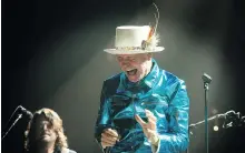  ?? PHOTOS: MARK VAN MANEN ?? The Tragically Hip’s Gord Downie and the band thrill fans at their concert in Rogers Arena in July of 2016.