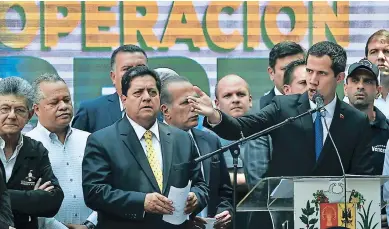  ?? AFP ?? PRESIÓN. Edgar Zambrano (corbata amarilla) es el primer vicepresid­ente del Parlamento venezolano.