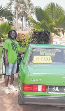  ?? FOTO: PRIVAT/REUSS ?? Joseph ist zurück in Gambia und fährt dort Taxi. Das Auto hat er in Deutschlan­d gekauft.