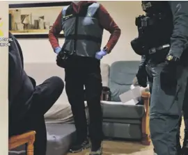  ?? Photos: Guardia Civil ?? Searching the suspect's home