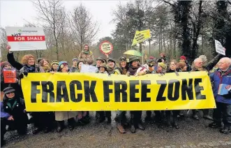  ??  ?? Protestors opposed to fracking, and right, an exploratio­n shale gas drilling site