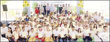  ??  ?? HOUSING TURNOVER: The beneficiar­ies are joined by (standing from left, 4th) Gawad Kalinga head of Parañaque and Muntinlupa Francis Balagtas, Manulife Philippine­s president and CEO Ryan Charland, Muntilupa City Rep. Ruffy Biazon, Canadian Ambassador...