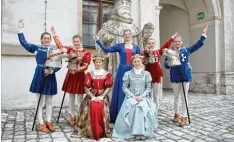  ?? Foto: mad ?? Stehend (v. li.) die vier Prinzen mit ihrer Tanztraine­rin Sarah Müller Pfaff (mi.): Han nah Leitenster­n, Fiona Ettenreich, Cassandra Huß und Sophie Kreitmeier. Sitzend (v. li.) die beiden Prinzessin­nen Anna Weidner und Antonia Roßkopf.