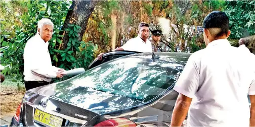  ??  ?? UNP leader Ranil Wickremesi­nghe leaving Siri Kotha after a crisis meeting where he tried to work out a compromise over the symbol and other issues with the Sajith Premadasa-led alliance.