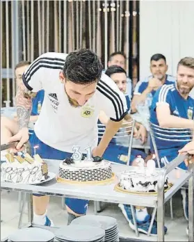  ?? FOTO: TWITTER @ARGENTINA ?? Pastel de aniversari­o en Rusia
La cuenta oficial de la selección argentina en Twitter colgó varias imágenes en las que se ve a Messi soplando las velas sobre tres pasteles de nata con el 31 junto a sus compañeros