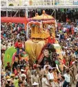  ??  ?? Festlich geschmückt­e Arbeitsele­fanten haben vor dem Maharadsch­a Palast in Mysore ihren großen Auftritt beim Dasa ra Festival.