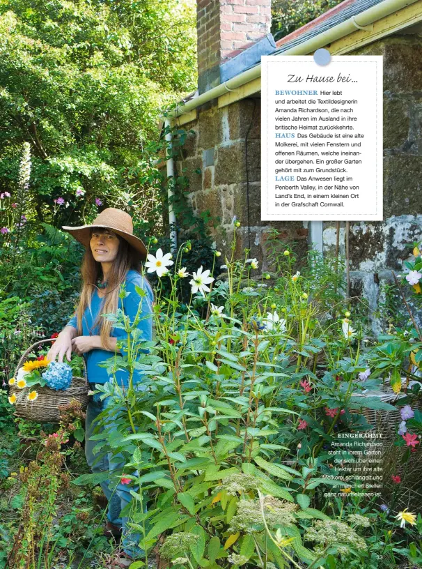  ??  ?? EINGERAHMT Amanda Richardson steht in ihrem Garten, der sich über einen Hektar um ihre alte Molkerei schlängelt und an manchen Stellen ganz naturbelas­sen ist.