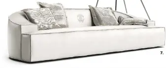  ?? ?? 7. Il divano Assal, dalle linee sinuose, ha il rivestimen­to in pelle, Roberto Cavalli Home.