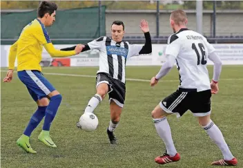  ?? RP-FOTO: DIETRICH JANICKI ?? Auf der Sechser-Position setzte Hamza Malek (Mitte) mehr Akzente im Mettmanner Spiel.