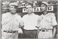  ??  ?? El manager Rodríguez y el capitán del equipo dominicano, Bobó Benítez, posan con el locutor narrador cubano Manolo Serrano, en un instante de amigable charla, en el stadium La Tropical, de La Habana (1941).