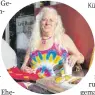  ??  ?? Künstlerin Ann Cohen hält an den alten Idealen fest. von 1500 Menschen, die BatikOutfi­ts tragen, soll dann gebrochen werden. Es gibt Summer-of-Love-Stadtrundf­ahrten in bunt angemalten alten VW-Bussen, auch der 50. Jahrestag der Hippie-Hymne „San...