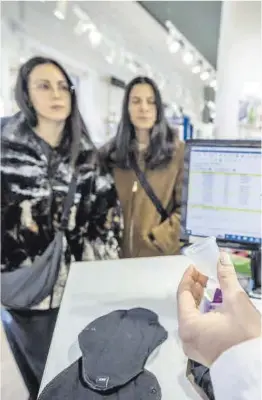  ?? Jordi Otix ?? Dos chicas miran una copa menstrual en una farmacia, ayer.