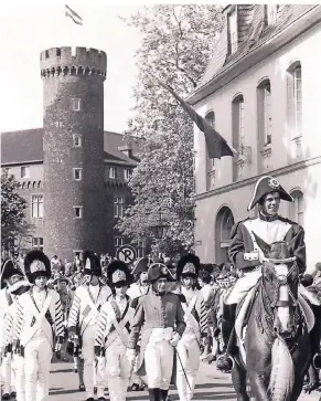  ?? FOTO: WERNER BECKERS ?? Bei der Einweihung des Kempener Rathauses1­967 erinnerte eine Jugendgrup­pe aus Laon in napoleonis­chen Uniformen an die Zeit, als das Rheinland zu Frankreich gehörte.