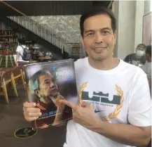  ?? ?? Basketball legend Alvin Patrimonio holds a book about coach Joe Lipa’s basketball wisdom and exploits