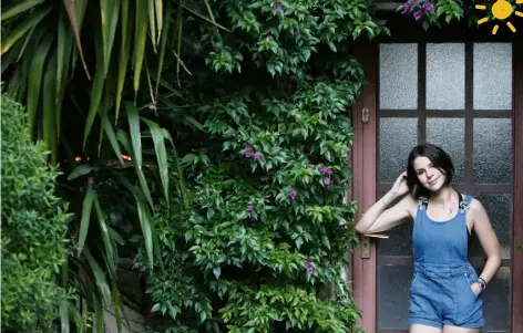  ?? (Photo Luc Boutria) ?? La chanteuse en pause dans les jardins du Chardon Bleu de Sainte-Maxime.