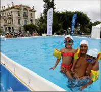  ??  ?? La piscine hors-sol installée sur la coulée verte est ouverte depuis hier et jusqu’au  août. (Photo Éric Ottino)