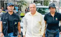  ?? FOTOS HANSEL VáSQUEZ ?? Mariano Romero, ex vicerrecto­r de Bienestar Universita­rio, es custodiado por dos funcionari­os del CTI.