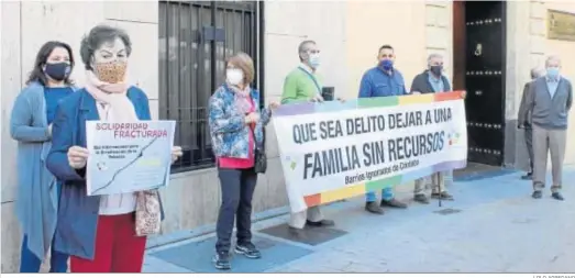  ?? LOLO AGREDANO ?? Concentrac­ión a las puertas de la sede de la Junta de Andalucía.