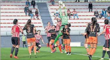  ??  ?? PROTAGONIS­TA. La portera chilena del Valencia, Christiane Endler, en una de las paradas al Athletic.