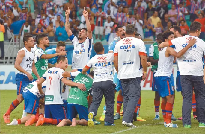  ??  ?? Chorando e envolto pela rodinha dos companheir­os, Hernane chora e agradece aos céus pelo gol marcado contra o Sampaio Corrêa na Fonte: resultado deixa o Bahia em 2º na Série B