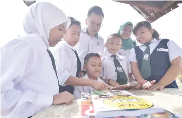  ??  ?? The pupils enjoying their reading materials.