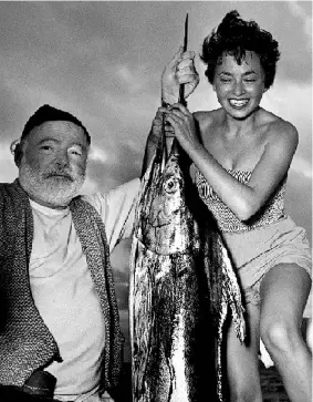  ??  ?? Ernest Hemingway (1899-1961) ritratto con Inge Feltrinell­i accanto a un Marlin a Cuba (Ansa)